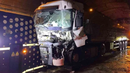 TEM’de tünel içinde 4 araç çarpıştı, sıkışan tır sürücüsü yaralandı