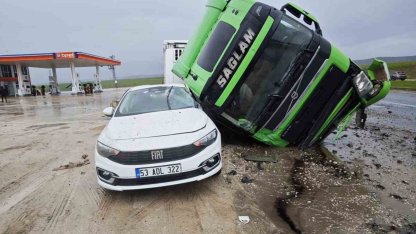 Tır otomobilin üstüne devrildi