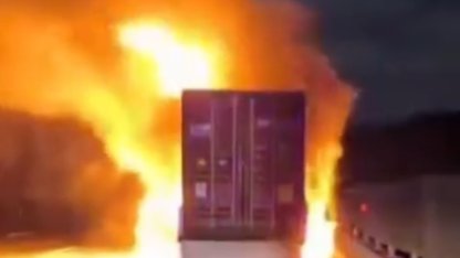 Tır üzerindeki konteyner alev alev yandı