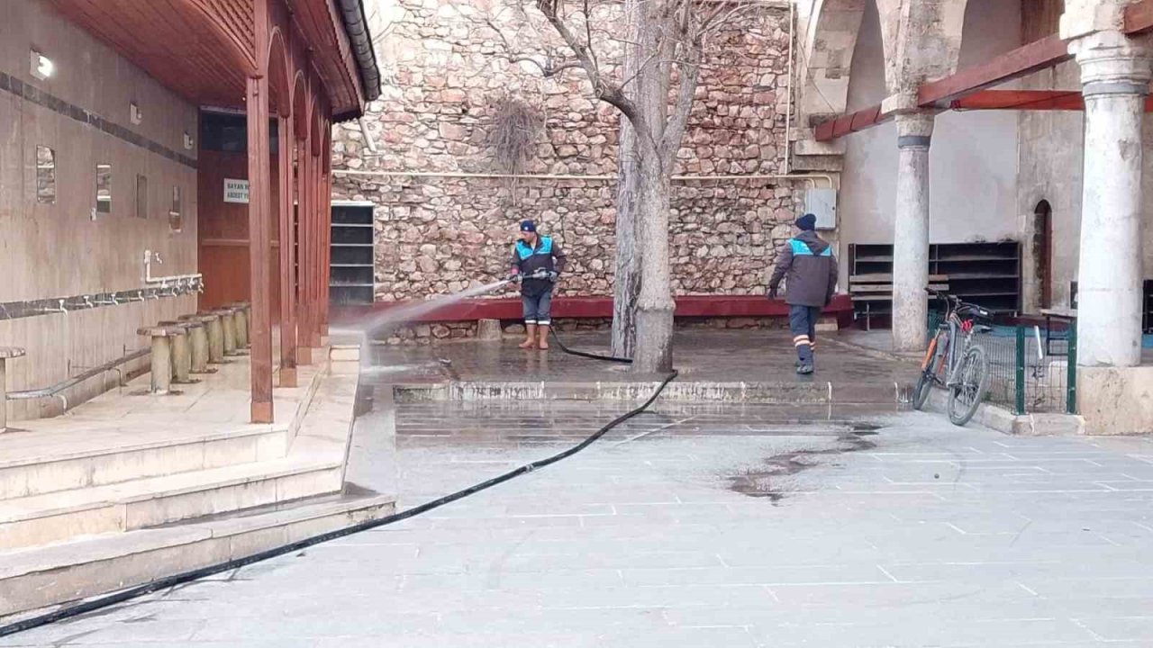 Tokat Belediyesi’nden bayram öncesi camilerde kapsamlı temizlik
