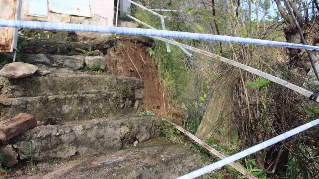 Toprak kayması sonucu evi yıkılan genç 10 dakikayla kurtuldu