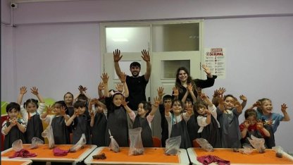 Toprakla buluşan minik ellerden renkli eserler