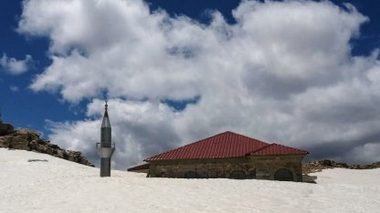 Toroslar’ın zirvesinde 741 yıllık cami kar altında kaldı