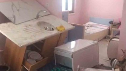 Trabzon’da yayla evine giren ayı ortalığı savaş alanına çevirmiş