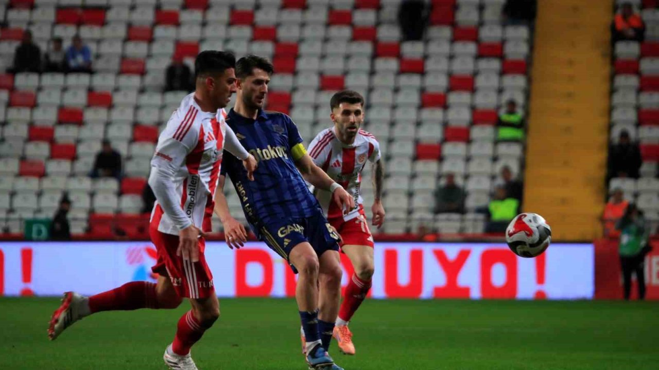 Trendyol Süper Lig: Antalyaspor: 1 - Fenerbahçe: 0 (İlk yarı)