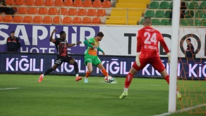 Trendyol Süper Lig: Corendon Alanyaspor: 0 - Gençlerbirliği: 0 (İlk yarı)