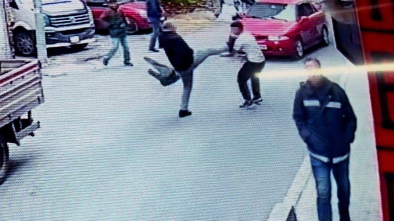 Tükürük kızdırdı, birbirlerine uçan tekmeyle saldırdılar