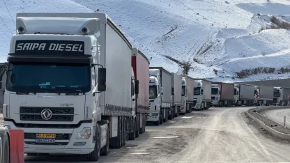 Türkiye-İran sınır kapısında 2 kilometrelik tır kuyruğu oluştu