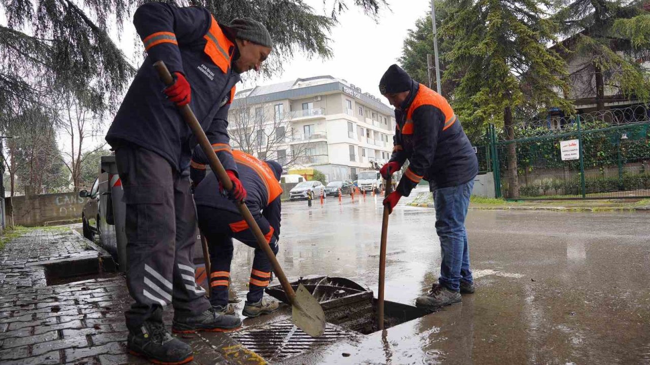 Tuzla Belediyesi yağışa karşı sahada: 100 personel ve 40 araçla kesintisiz müdahale