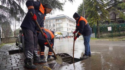 Tuzla Belediyesi yağışa karşı sahada: 100 personel ve 40 araçla kesintisiz müdahale