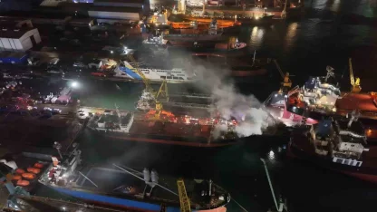 Tuzla’da kuru yük gemisinde yangın: Çok sayıda ekip sevk edildi
