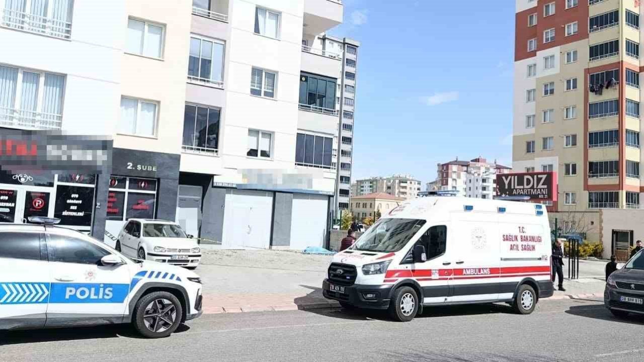 Üçüncü kattan düşen yaşlı adam öldü