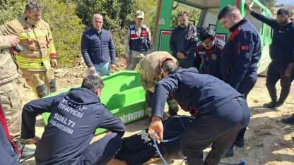 Uçuruma yuvarlanan hafriyat kamyonunun sürücüsü hayatını kaybetti