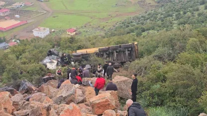 Uçuruma yuvarlanan kamyonun sürücüsü öldü
