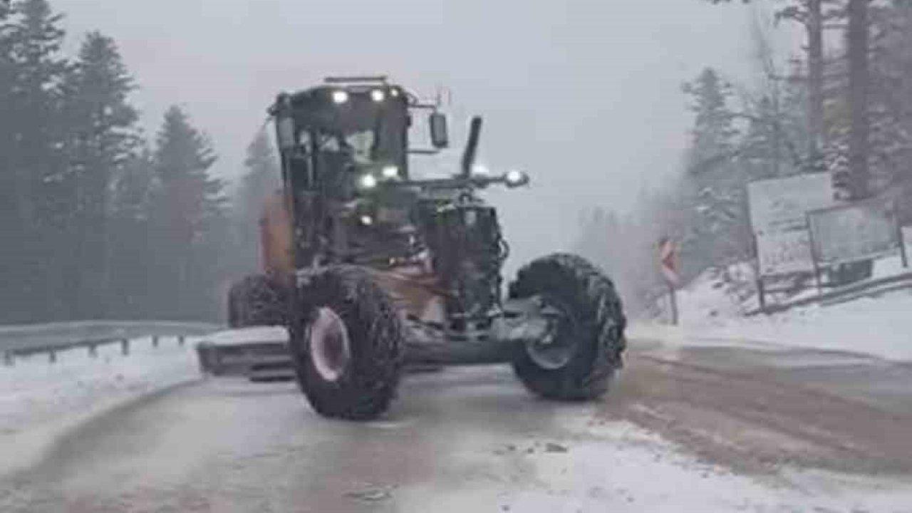 Uludağ’da bayramda kar sürprizi: Yollar beyaza büründü, ekipler seferber oldu