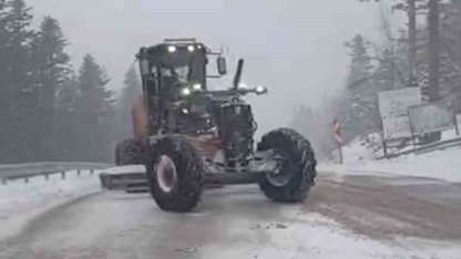Uludağ’da bayramda kar sürprizi: Yollar beyaza büründü, ekipler seferber oldu
