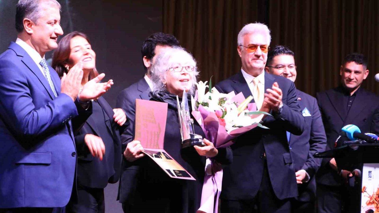 Uluslararası Tiyatro Festivali’nde, "Yaşam Boyu Başarı Ödülü" sahibini buldu