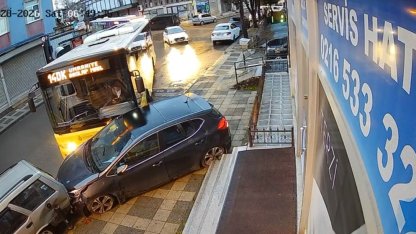 Ümraniye’de İETT otobüsü park halindeki araçlara çarptı