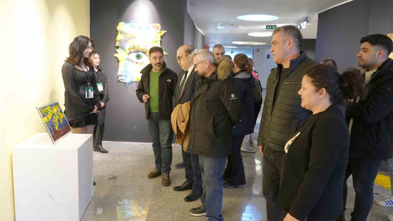 Üniversite öğrencileri atıkları sanata dönüştürdü