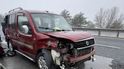 Uşak’ta hafif ticari aracın bariyere çarpması sonucu 6 kişi yaralandı