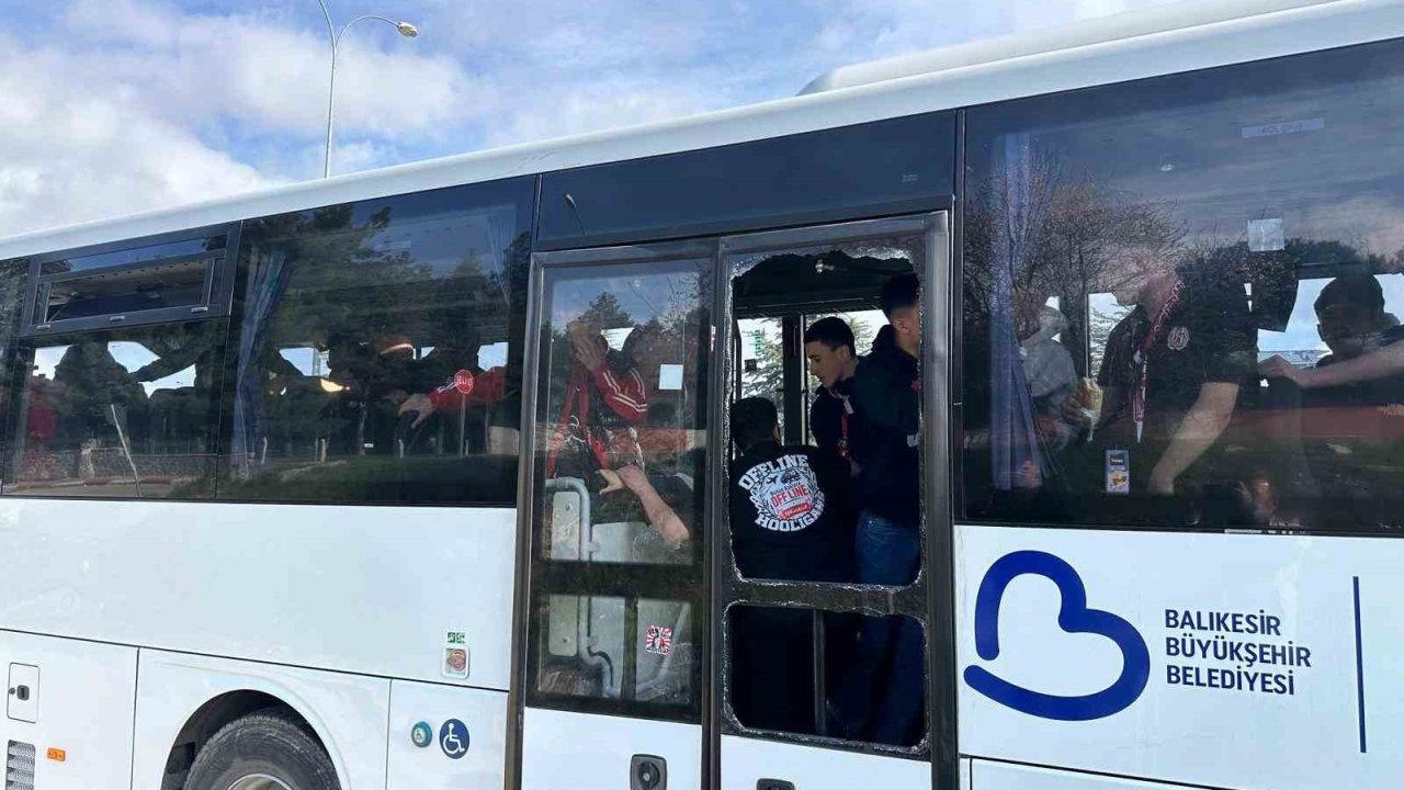 Uşak’ta Nev Sağlık Grubu Balıkesirspor’un taraftar otobüsüne taşlı saldırı