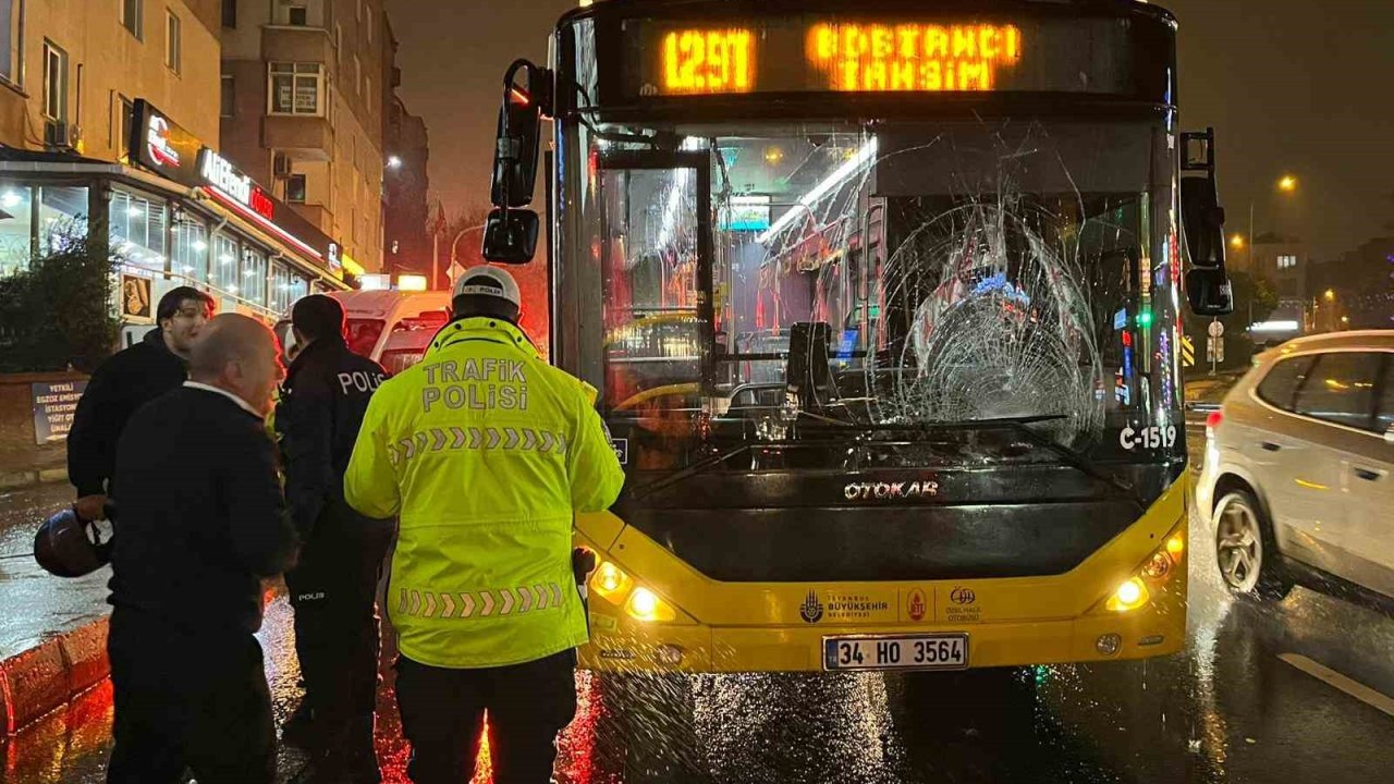 Üsküdar’da kırmızı ışıkta geçen yayaya İETT otobüsü çarptı