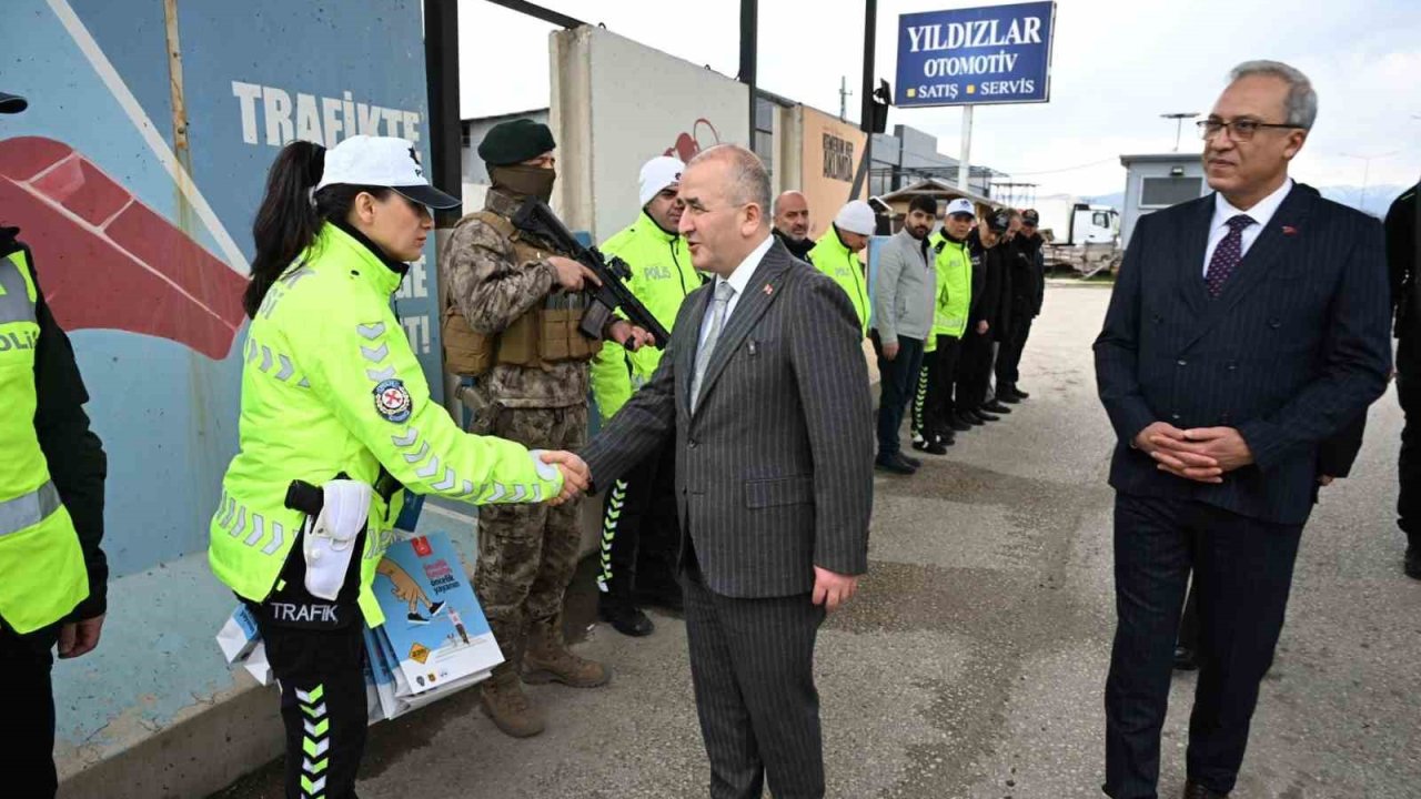 Vali Hatipoğlu, uygulama noktalarında güvenlik güçleri ve vatandaşlarla bayramlaştı