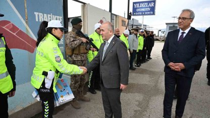 Vali Hatipoğlu, uygulama noktalarında güvenlik güçleri  ve vatandaşlarla bayramlaştı