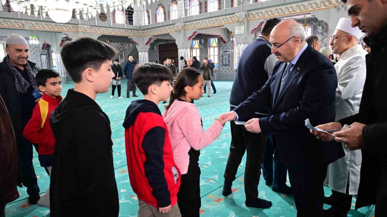 Vali Köşger bayram sevincini görevi başındaki personeller ve vatandaşlarla paylaştı