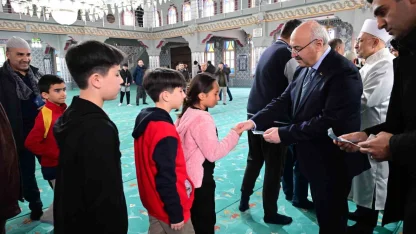 Vali Köşger bayram sevincini görevi başındaki personeller ve vatandaşlarla paylaştı