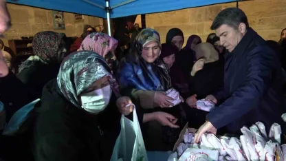 Vali Önder Bakan, cami bahçesinde ve kütüphanede vatandaşlara simit ile ayran dağıttı