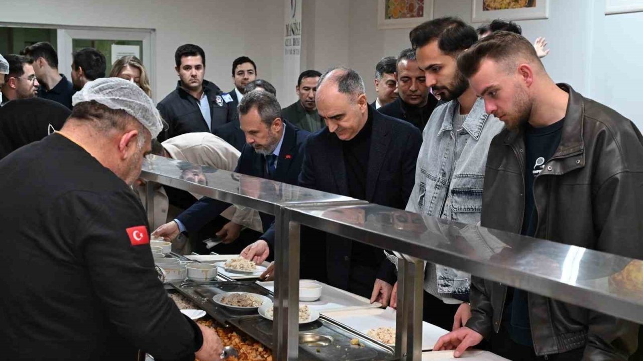 Vali Özkan Manisa CBÜ’lü öğrencilerle iftarda buluştu