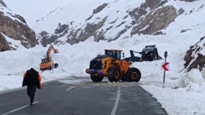 Van-Hakkari karayolunda çığ: Çok sayıda araç mahsur kaldı
