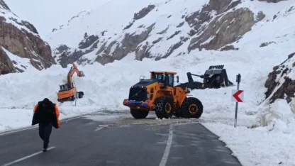 Van-Hakkari karayolunda çığ: Çok sayıda araç mahsur kaldı