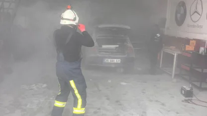 Van oto sanayisinde otomobil yangını