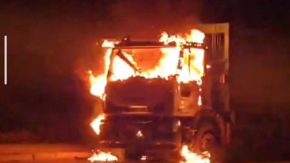 Van’da çöp kamyonu alev alev yandı