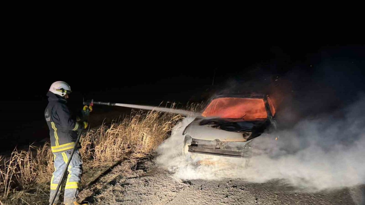 Van’da seyir halindeki otomobil yandı