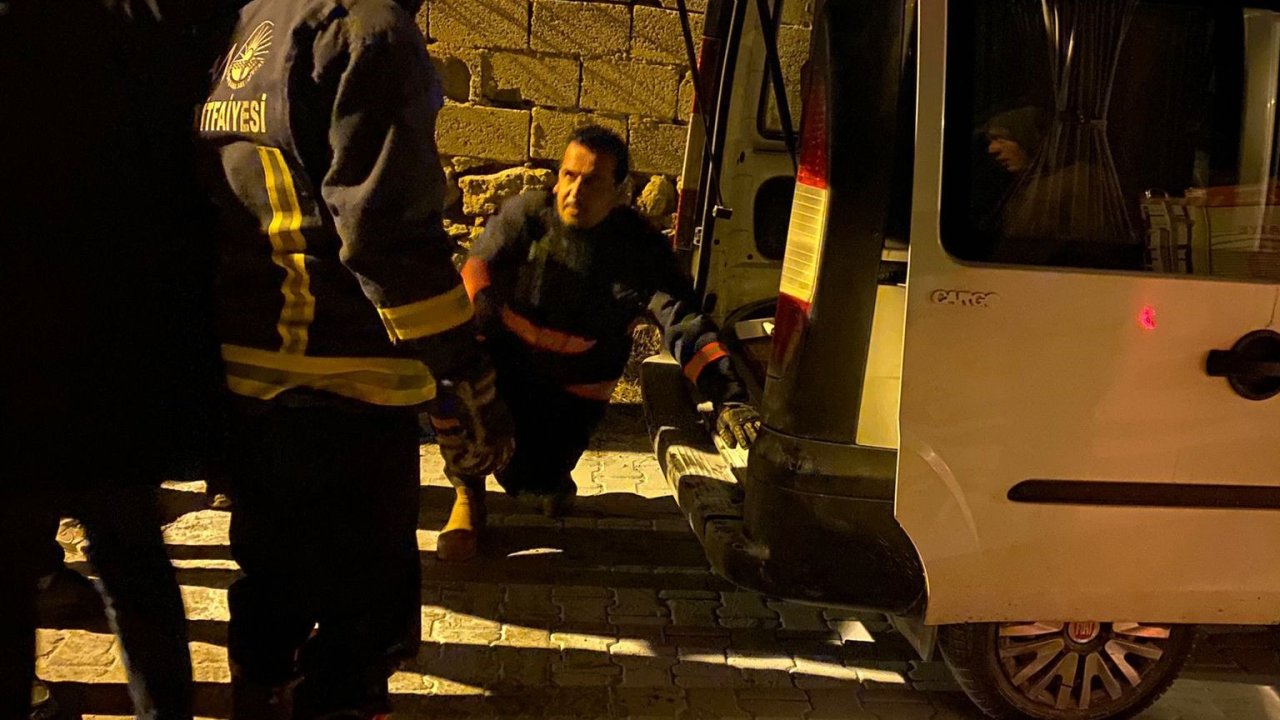 Van’ın Edremit ilçesinde park halindeki kamyonetin motoru yandı