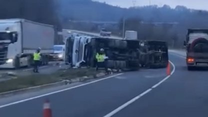Virajı alamayan çimento tankeri devrildi: 1 yaralı