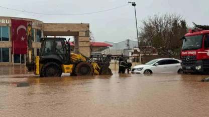 Viranşehir’de aşırı yağış sele neden oldu: 9 kişilik aile kurtarıldı