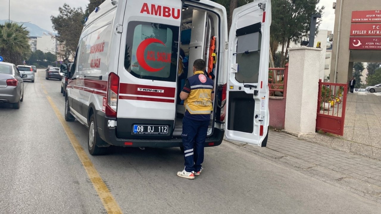 Yağmur nedeniyle ıslanan yolda kayan motosikletli yaralandı