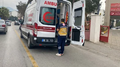 Yağmur nedeniyle ıslanan yolda kayan motosikletli yaralandı