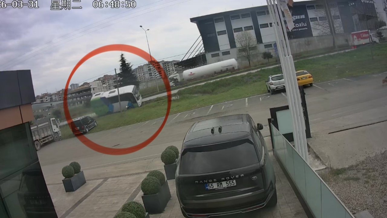 Yarışmadan dönen öğrencileri taşıyan aracın kaza anı güvenlik kamerasına yansıdı