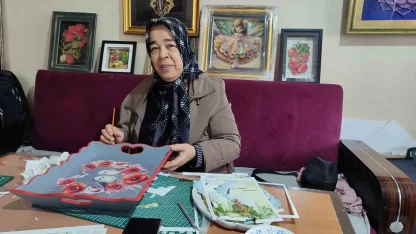 Yaşlı kadın kurslarda üreterek huzur buldu