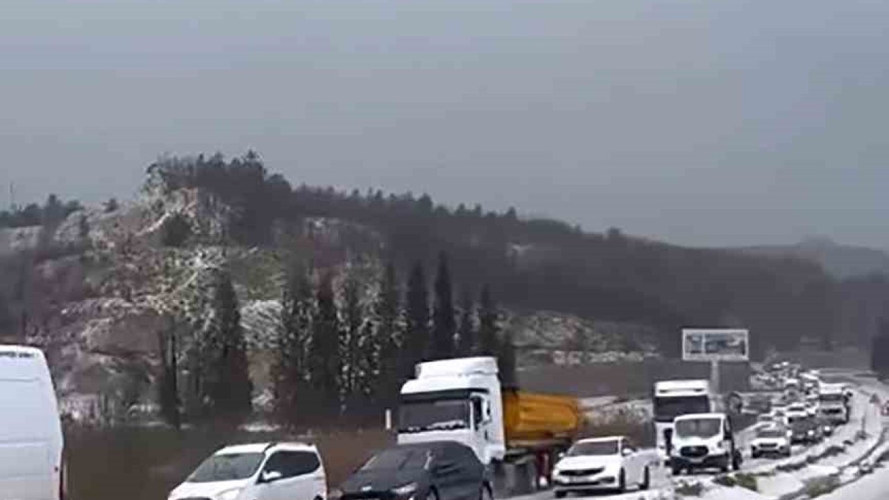 Yatağan-Milas kara yolu dolu yağışı sonrası beyaza büründü