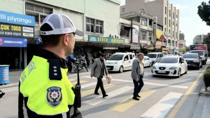 Yayalara yol vermeyen sürücülere ceza kesildi