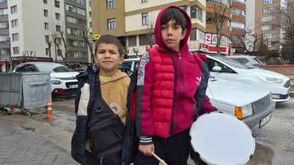 Yeğeniyle birlikte bayram harçlığı toplayan küçük davulcu