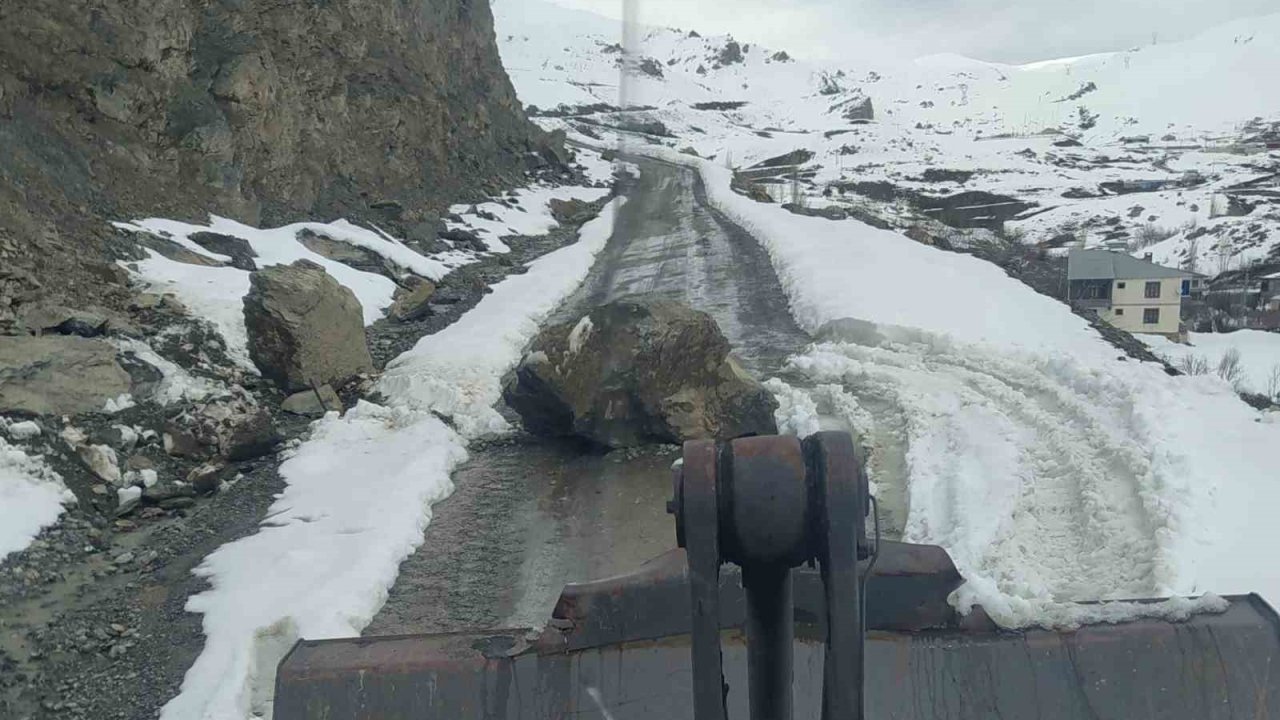 Yeni Mahalle yoluna düşen kayalar temizlendi