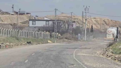 Yolda oluşan çukurlar sürücülere zor anlar yaşattı