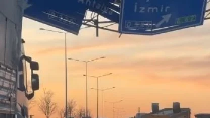 Yönlendirme tabelasına çarpan tırın dorsesi yola savruldu